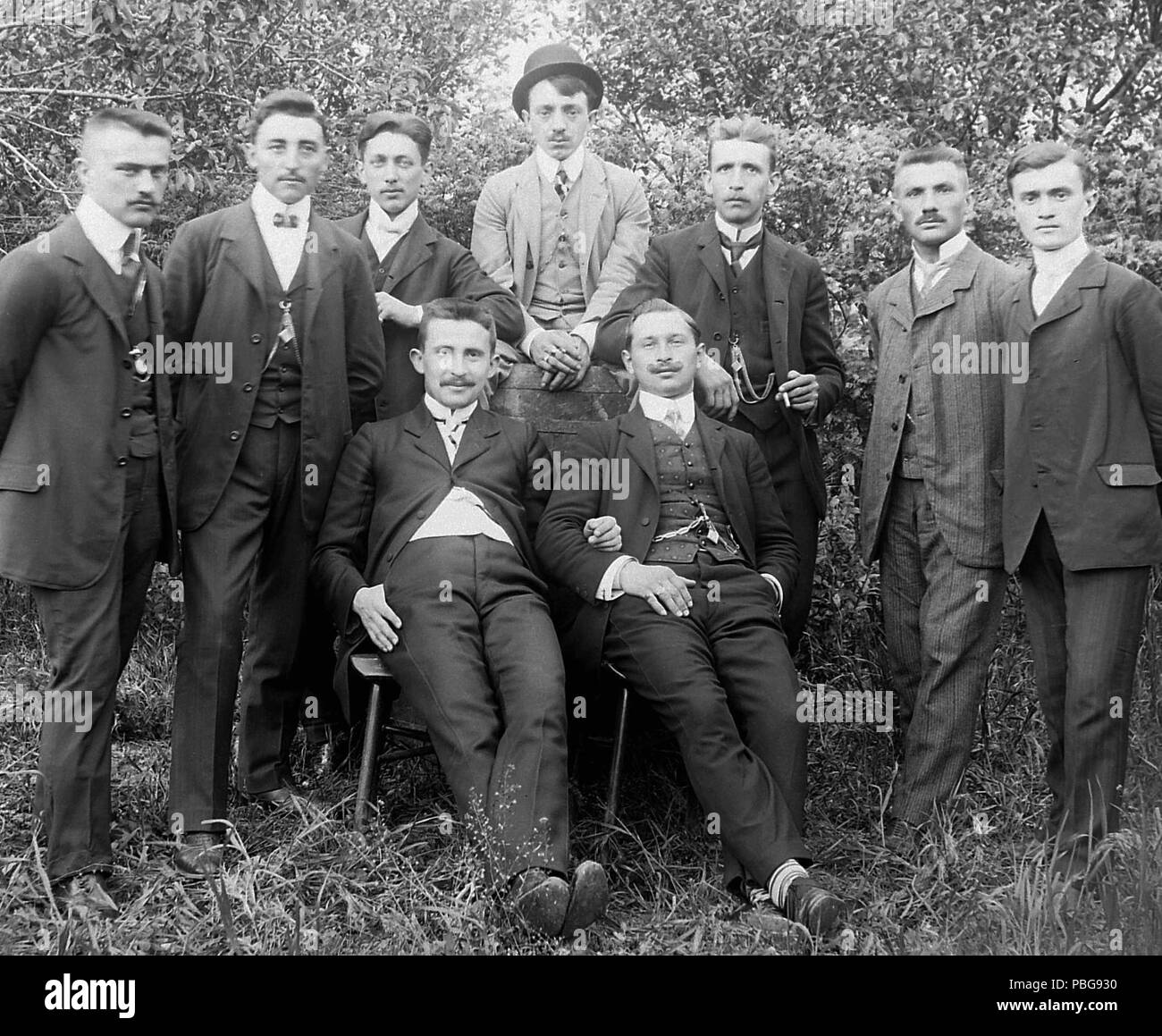 1596 Tableau, uomini, giardino, postura, fumatori Fortepan 2513 Foto Stock