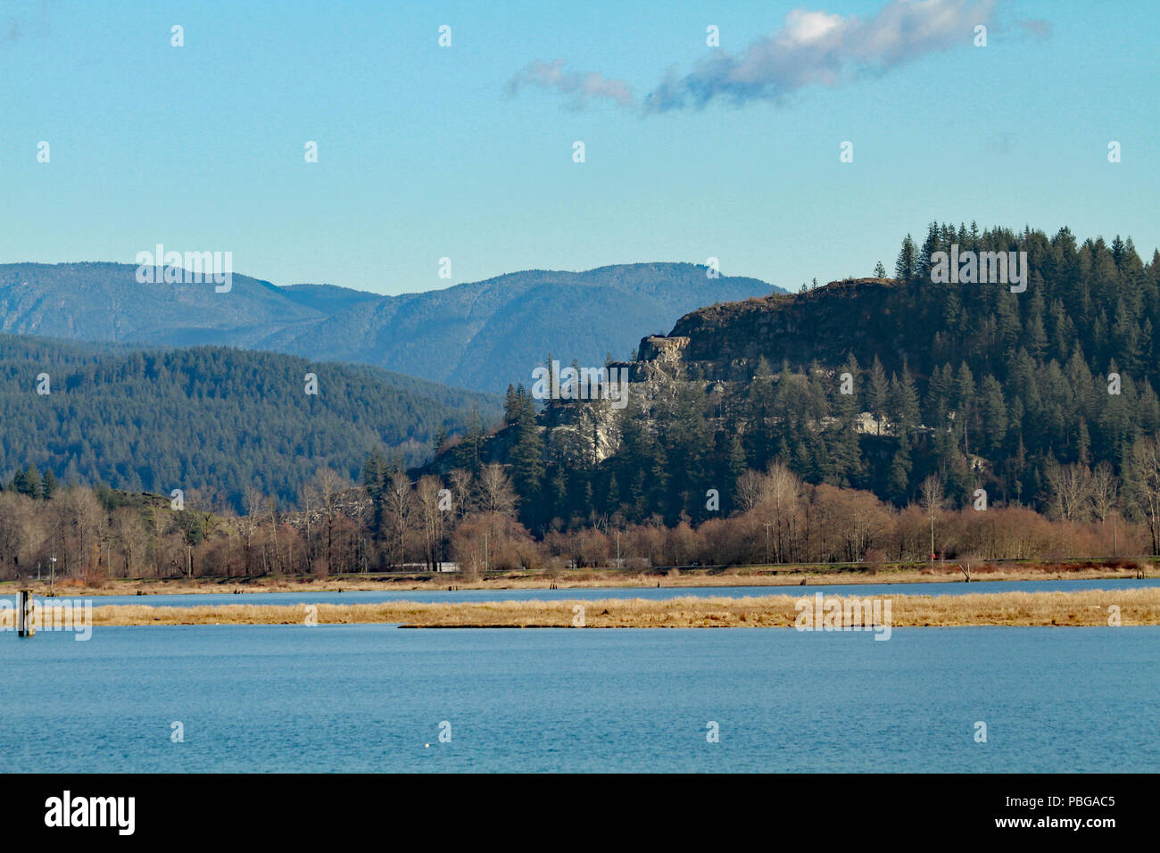 Terrazze di roccia tagliata in una montagna come visto da un altro lato di un fiume Foto Stock