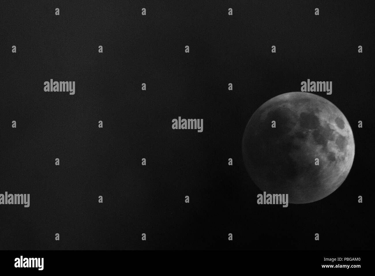 Isolato in prossimità di una luna piena Foto Stock