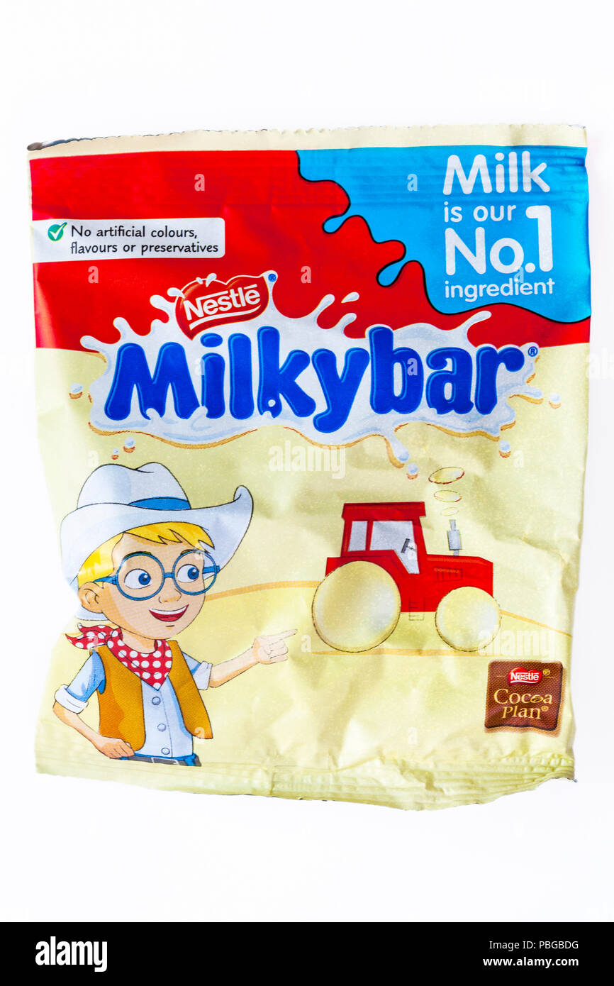 Pacchetto di Nestlé Milky Bar isolato su sfondo bianco - latte è il nostro no. 1 ingrediente Foto Stock