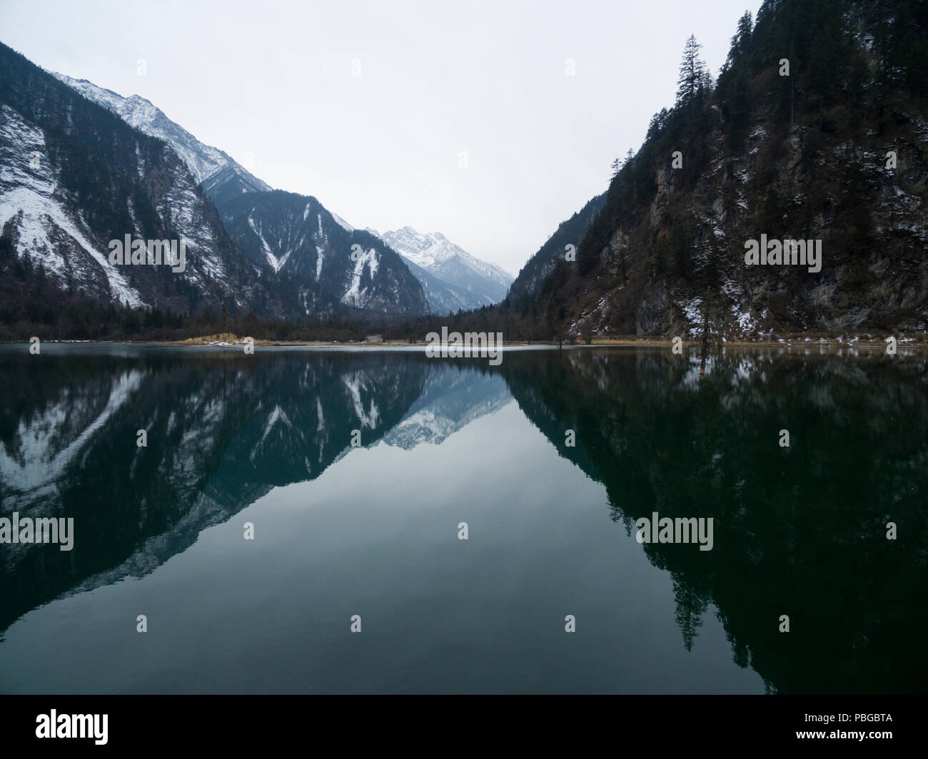 Vista aerea della neve montagna e lago paesaggio di riflessione del Sichuan in Cina Foto Stock