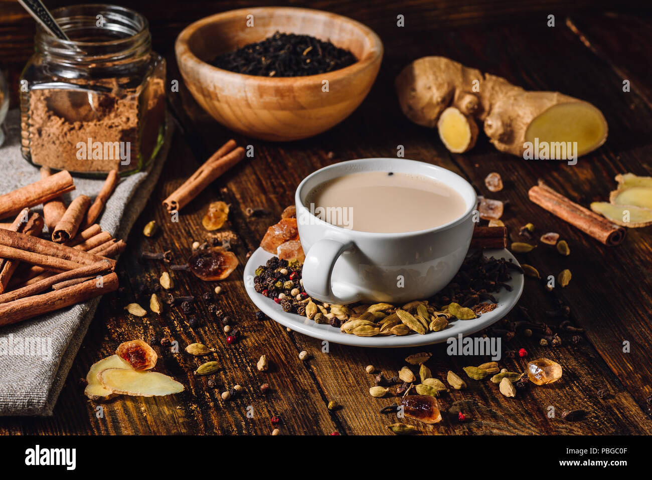 Masala Chai con ingredienti diversi. Drink di riscaldamento Foto Stock