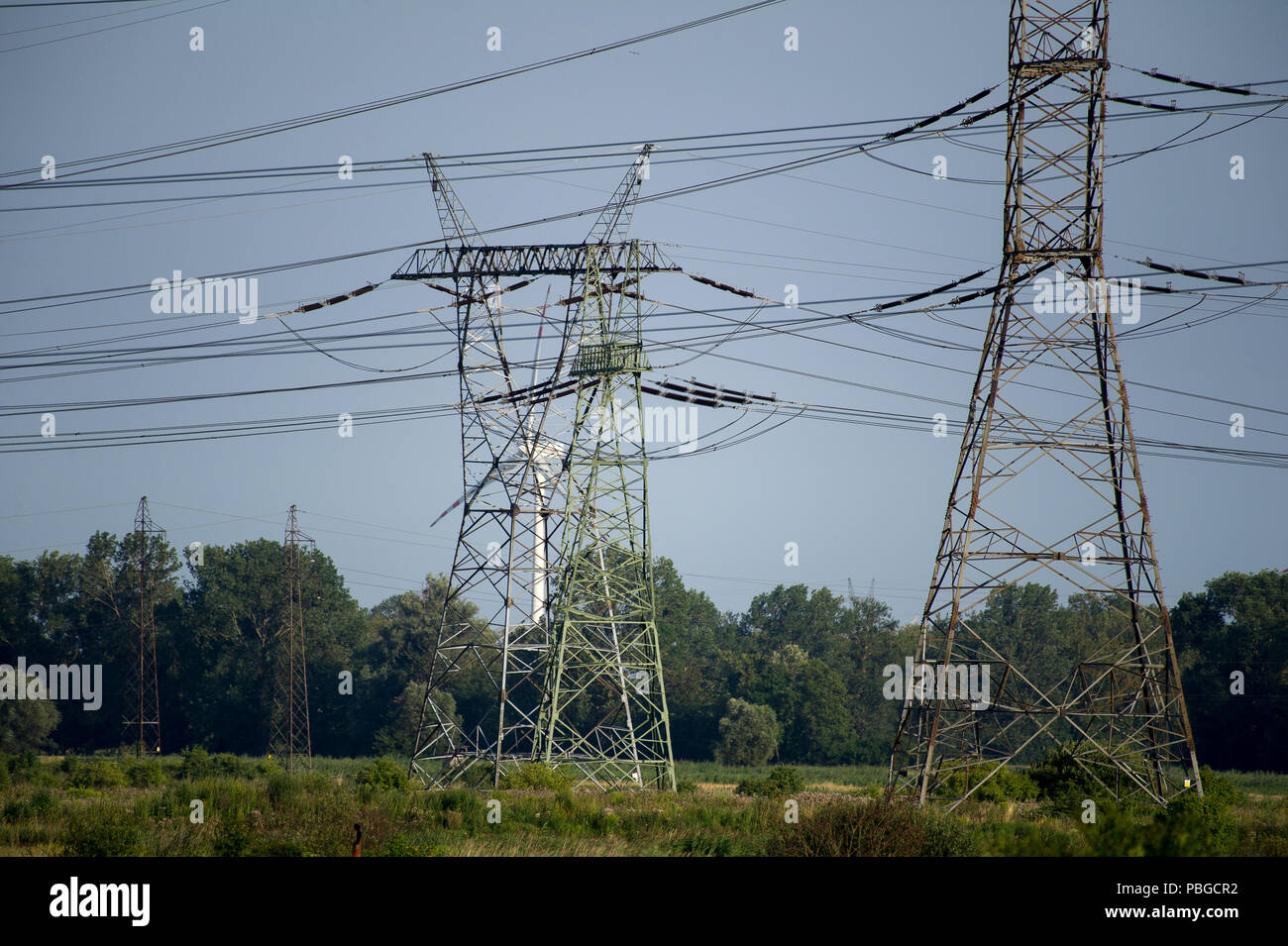 Linee elettriche ad alta tensione in Gdansk, Polonia 22 luglio 2018 © Wojciech Strozyk / Alamy Stock Photo Foto Stock