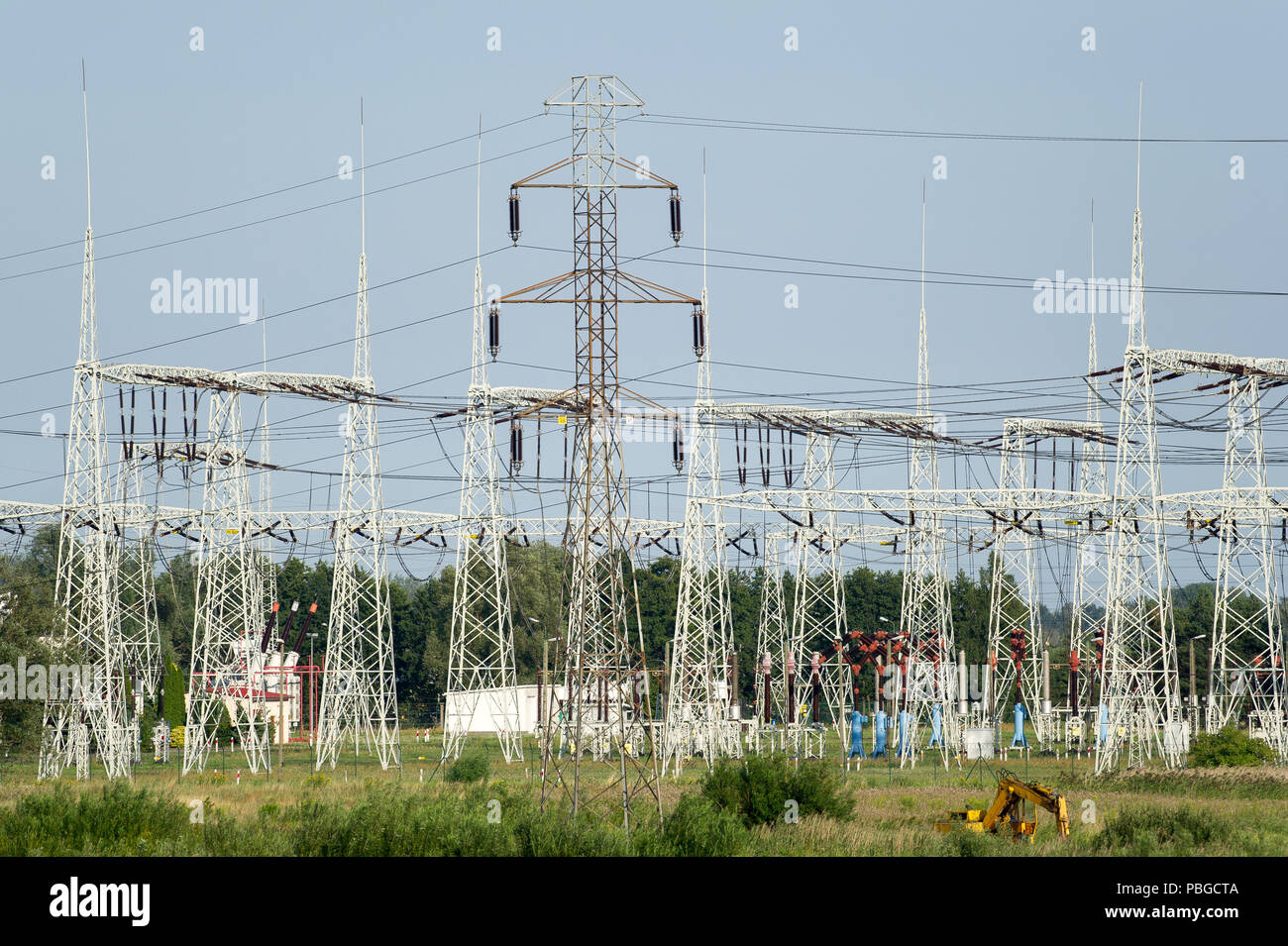 Sottostazione elettrica e linee elettriche ad alta tensione in Gdansk, Polonia 22 luglio 2018 © Wojciech Strozyk / Alamy Stock Photo Foto Stock