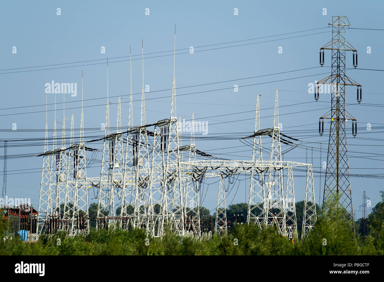 Sottostazione elettrica e linee elettriche ad alta tensione in Gdansk, Polonia 22 luglio 2018 © Wojciech Strozyk / Alamy Stock Photo Foto Stock