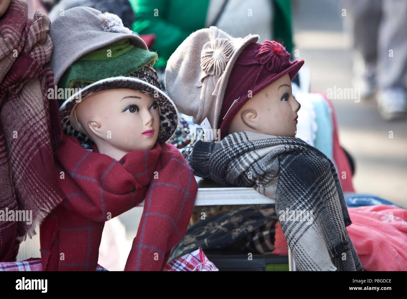 Manichini indossare cappelli e sciarpe sulla strada a Chinatown, New York Foto Stock