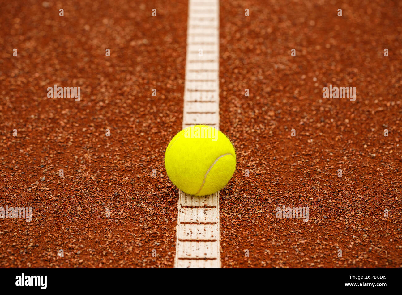 Gioco di tennis. Palla da tennis sul campo da tennis. Sport concept Foto Stock