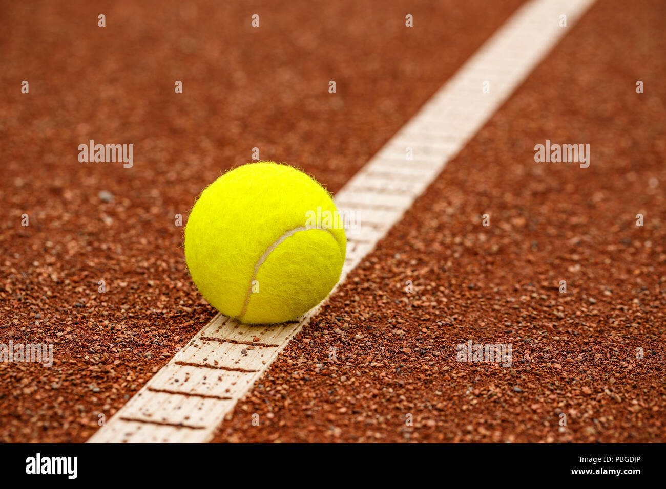 Gioco di tennis. Palla da tennis sul campo da tennis in argilla rossa. Sport concept Foto Stock