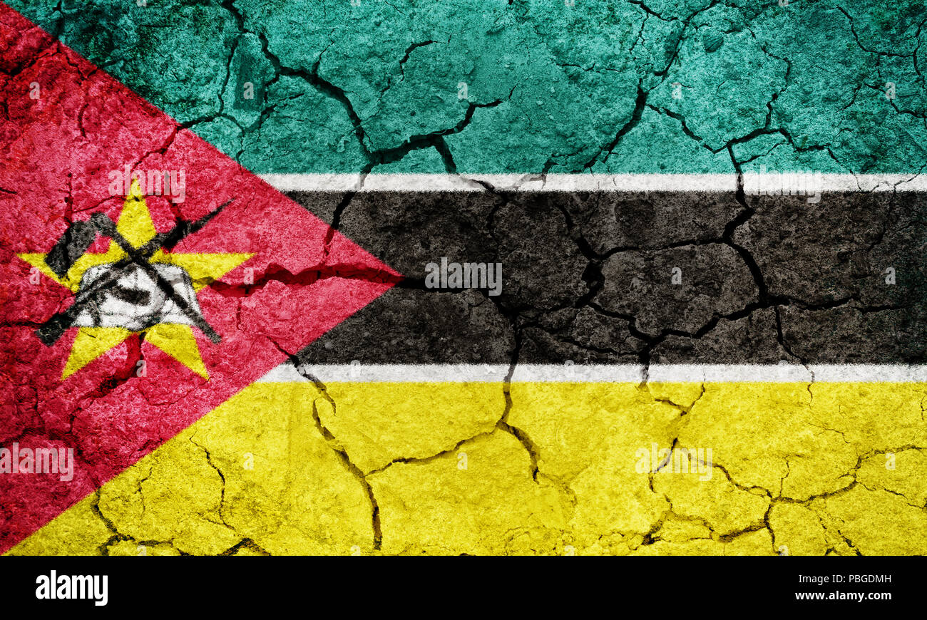 Repubblica del Mozambico bandiera sulla terra arida terra sfondo texture Foto Stock