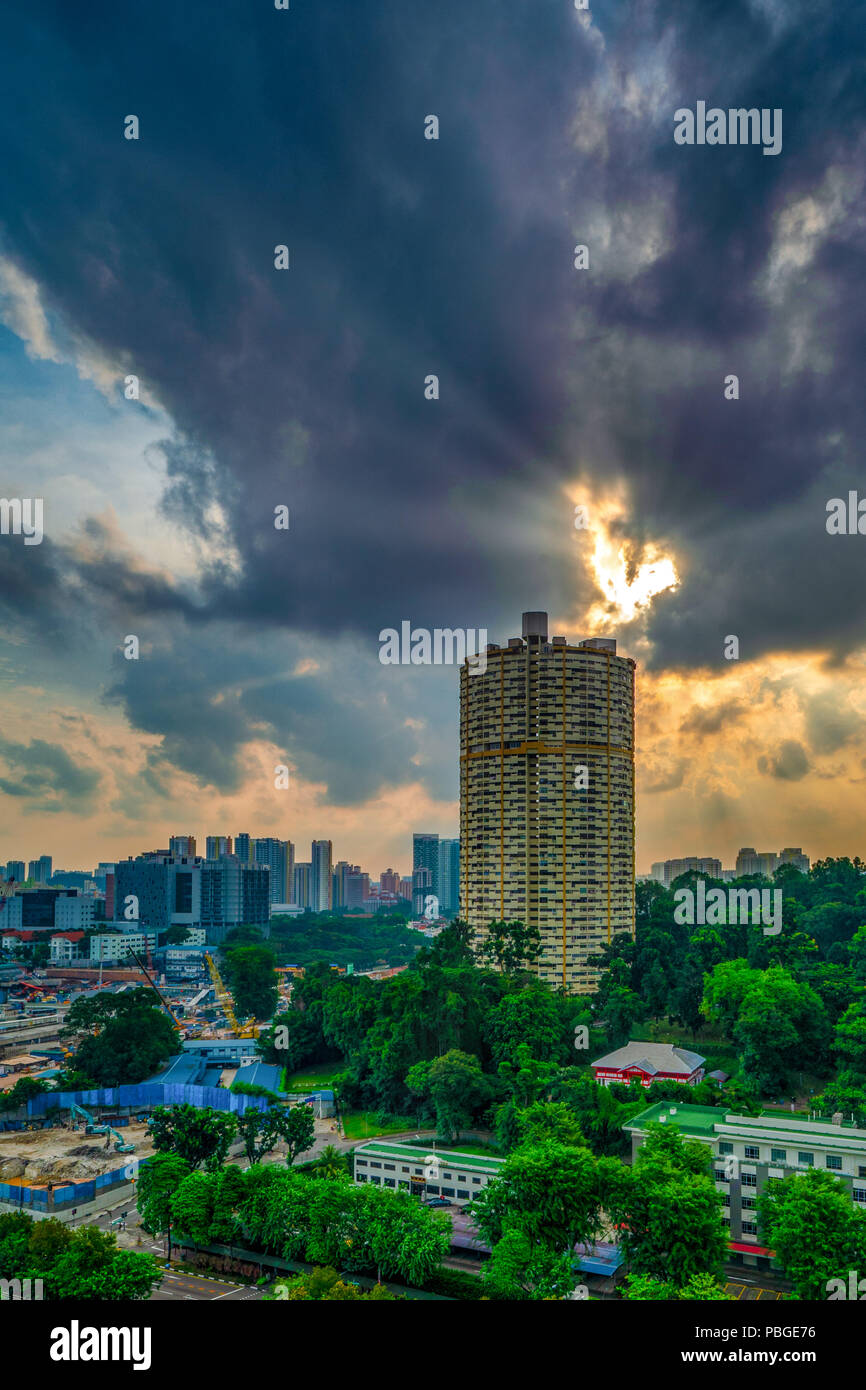 Iconico Edificio contro il drammatico Cielo e nubi durante il pomeriggio in City-State Singapore Foto Stock