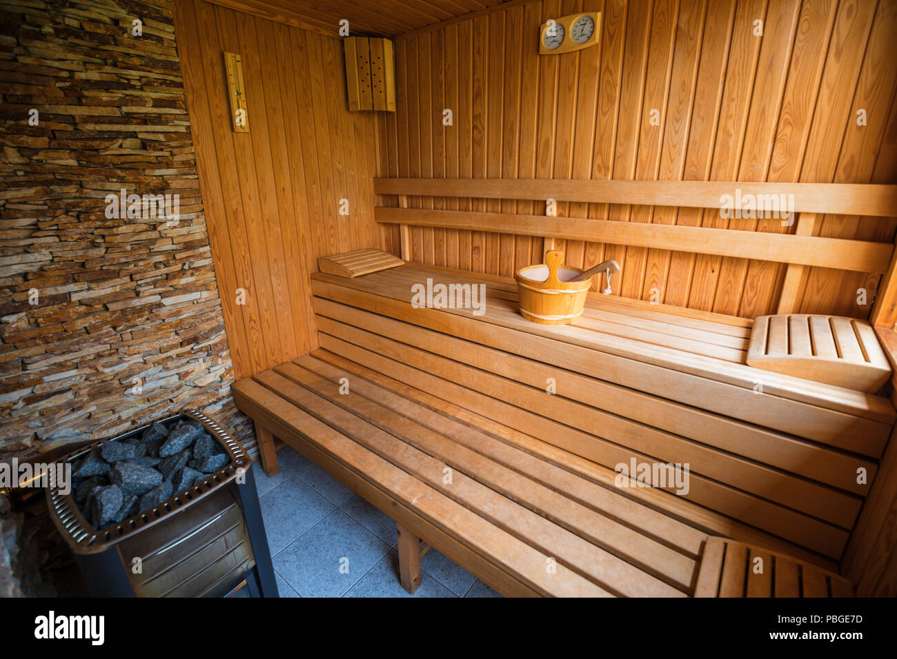 Svuotare sala sauna con sauna tradizionale accessori Foto Stock