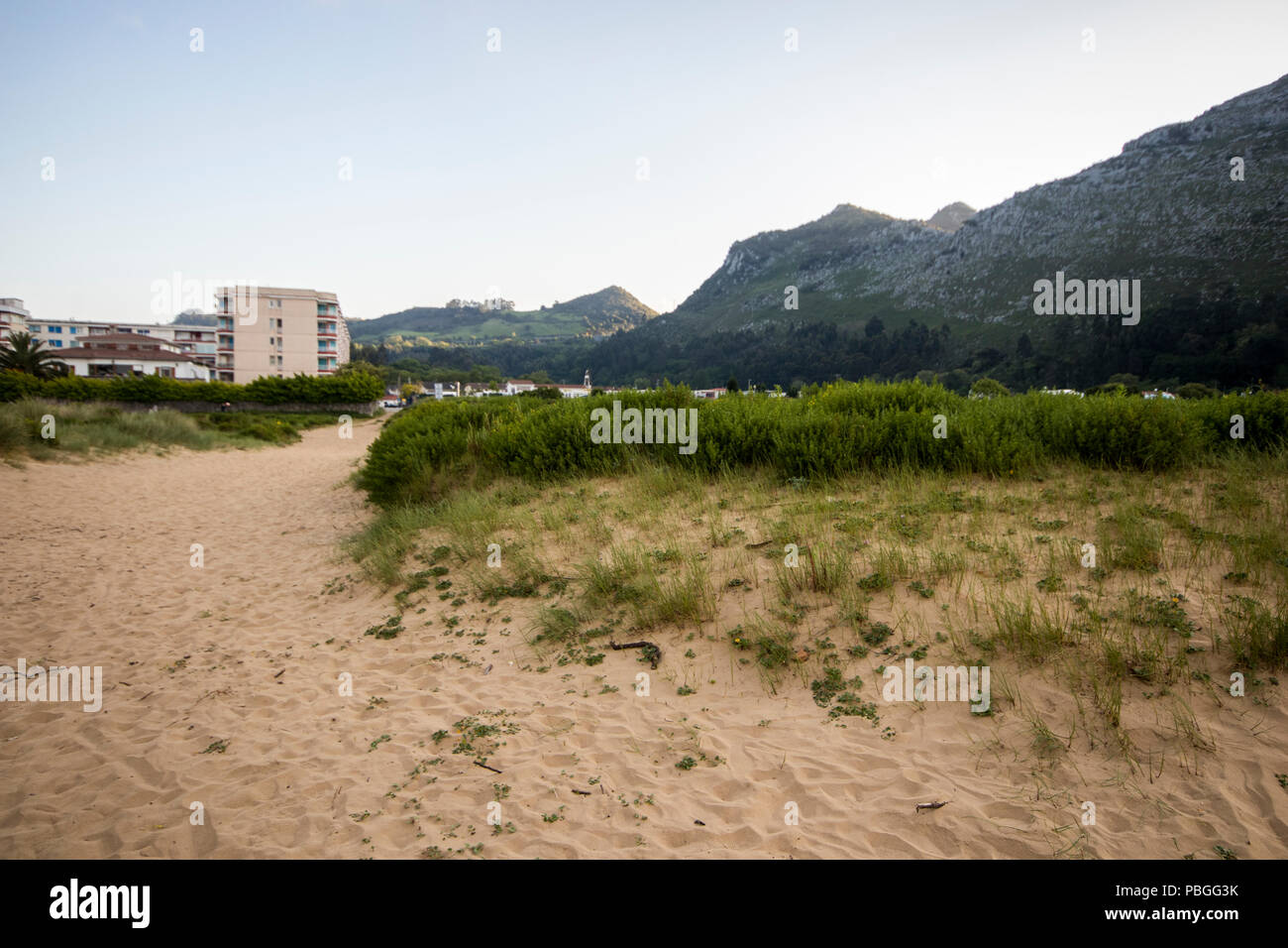 Orinon, Spagna. La Playa de Orinon, una spiaggia nel piccolo villaggio di Orinon nel comune di Castro Urdiales, Cantabria Foto Stock