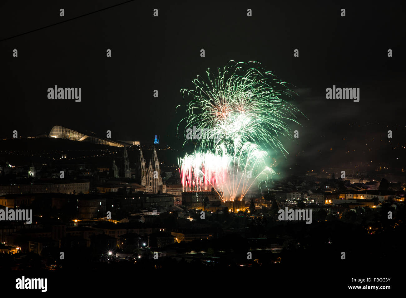 Santiago de Compostela, Spagna. Fuochi d'artificio sopra la cattedrale di San Giacomo in onore del giorno di San Giacomo Festival 2018 (dia del Apostol) in Foto Stock