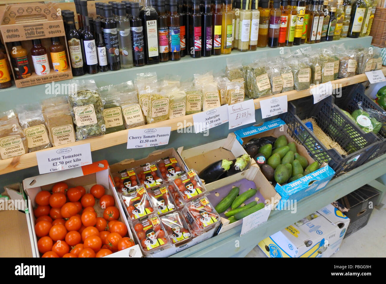 Verdure, gli oli di oliva e di erbe per la vendita in un country farm shop, Morcombelake, Dorset, Regno Unito - Giovanni Gollop Foto Stock Verdure, gli oli di oliva e di erbe per la vendita in un country farm shop, Morcombelake, Dorset, Regno Unito - Giovanni Gollop Foto Stock