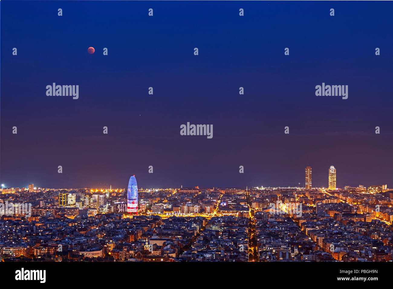 Eclissi lunare totale su Barcellona nel luglio 27,2018 Foto Stock