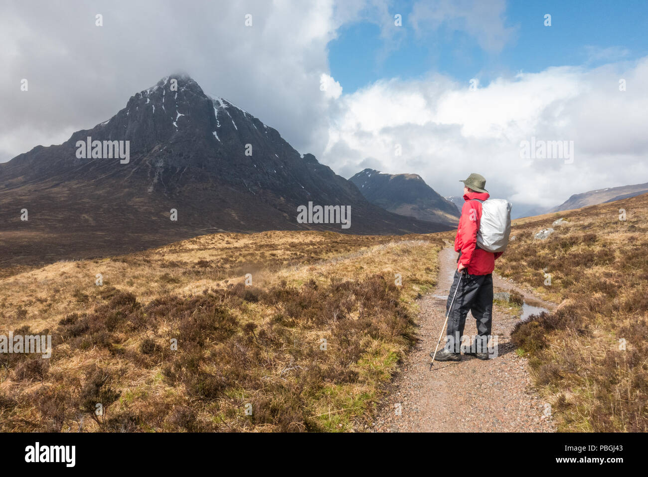 West Highland Way walker guardando Buachaille Etive Mor, Glen Etive, Highlands scozzesi, Scotland, Regno Unito Foto Stock