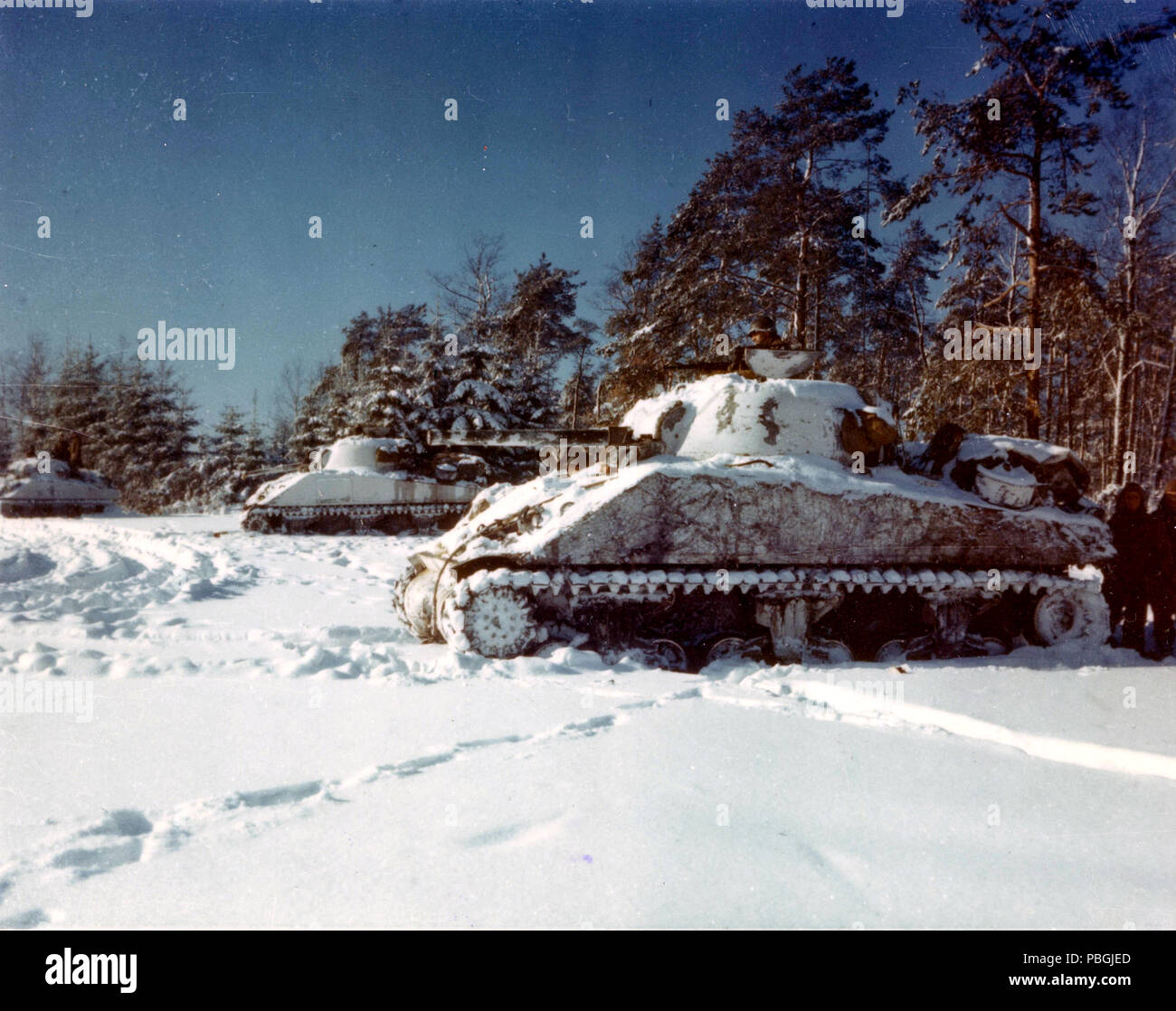 M-4 Sherman serbatoi allineati in una coperta di neve Campo, vicino a St. Vith, Belgio Foto Stock
