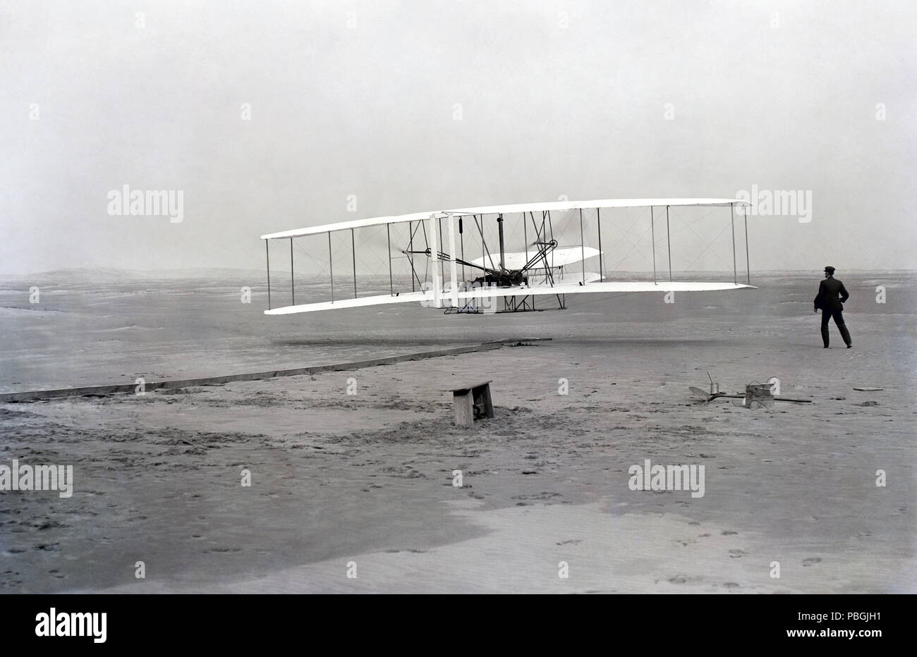 Il 17 dicembre 1903 a 10:30am a Kitty Hawk, North Carolina, questo aereo si alzò per pochi secondi per effettuare il primo powered, più pesanti dell'aria volo controllato nella storia. Il primo volo è durato 12 secondi e volato una distanza di 120 piedi. Orville Wright pilotato il volo storico mentre suo fratello Wilbur, osservata. I fratelli hanno preso altri tre voli al giorno, ogni volo dura di più rispetto agli altri con il volo finale andando a una distanza di 852 metri in 59 secondi. Questo volo è stato il culmine di un certo numero di anni di ricerca sugli alianti. Foto Stock