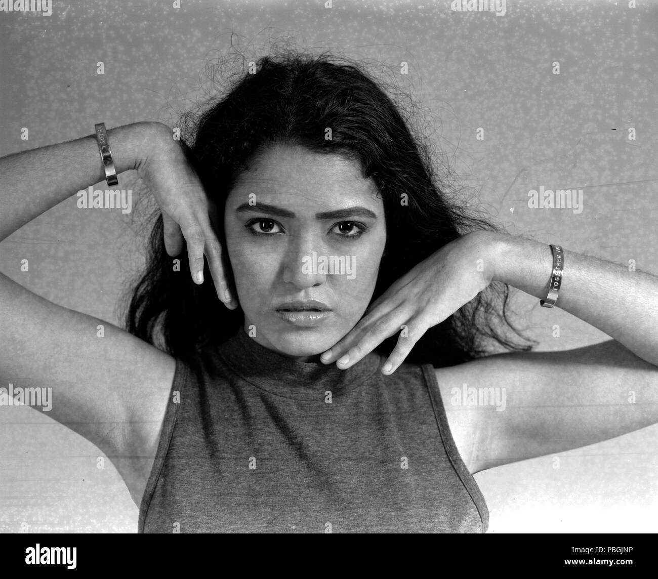 17 anni ragazza adolescente in un studio portrait session. B&W medio formato pellicola, graffi intenzionale durante lo sviluppo. Aspetto invecchiato. Foto Stock