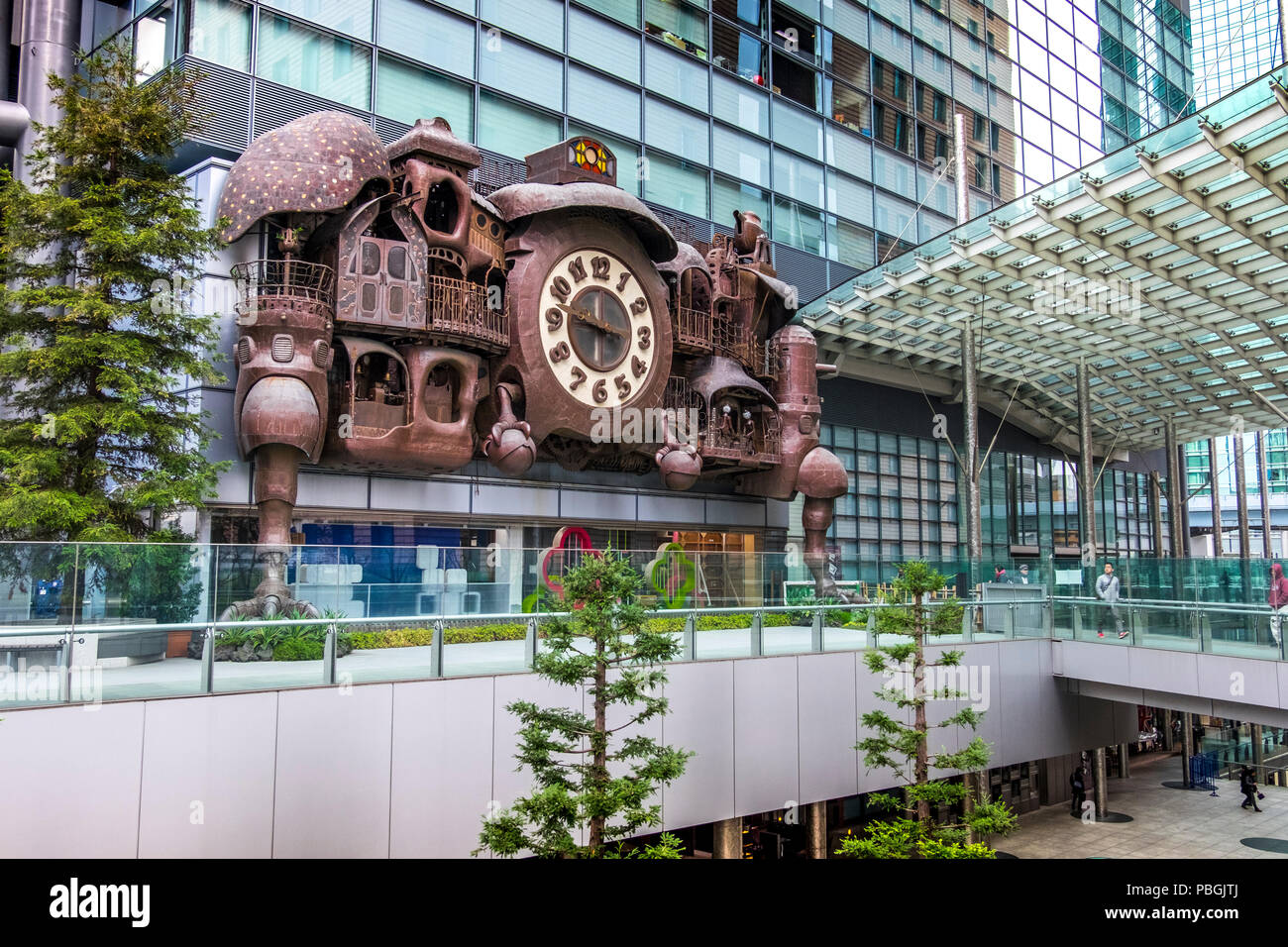 Ni-Tele veramente grande orologio o gigante Ghibli orologio, il più grande  orologio animato del mondo di fronte la Nippon Television Tower, Tokyo,  Giappone Foto stock - Alamy