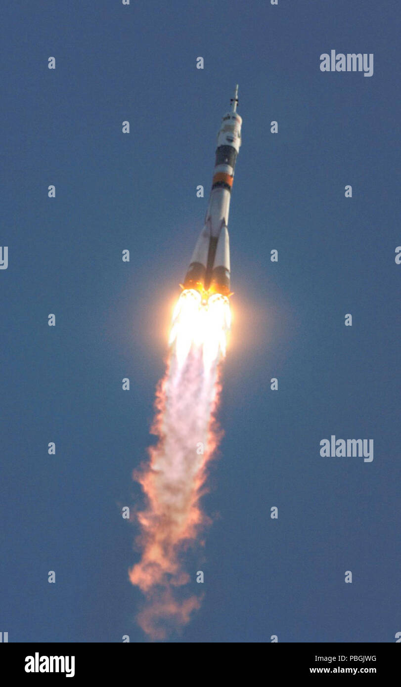 Con il lancio di un razzo Soyuz, cosmonauta Pavel V. Vinogradov,'agenzia Spaziale Federale Russa Expedition 13 Stazione Spaziale Internazionale comandante, e astronauta Jeffrey N. Williams, NASA Stazione Spaziale Internazionale la scienza ufficiale e tecnico di volo, iniziarono la loro missione di giovedì, 30 marzo 2006, 8:30 a.m. Il Kazakistan tempo. Hanno lanciato a bordo di una Soyuz TMA-8 razzo dal cosmodromo di Baikonur in Kazakistan. Unendoli per diversi giorni come una Soyuz membro di equipaggio prima di tornare a casa con la spedizione 12 equipaggio era Marcos Pontes, un volo spaziale partecipante che rappresenta il brasiliano età dello spazio Foto Stock