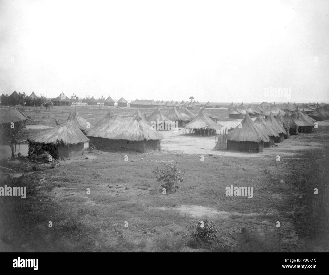 Nativo di capanne di fango con tetti di paglia al lado, Sudan anglo-egiziana, Africa 1890-1923 Foto Stock