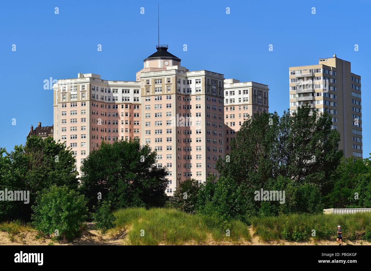 Chicago, Illinois, Stati Uniti d'America. Il Landmark Edgewater Beach Aprtatments palazzo che si affaccia sulla spiaggia di Hollywood, noto anche come Kathy Osterman Beach. Foto Stock