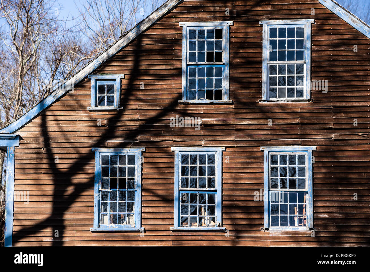 Vecchia casa storica nei boschi vicino a Mystic, Connecticut. Foto Stock