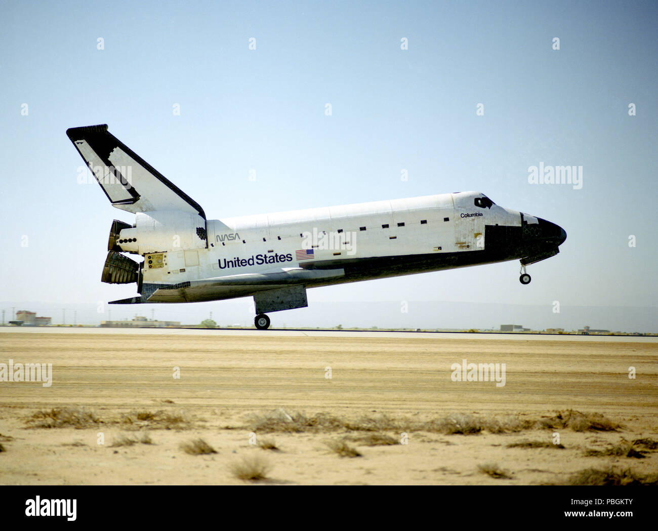 Il principale di atterraggio degli Space Shuttle Columbia tocca alla Edwards Air Force Base in California Foto Stock