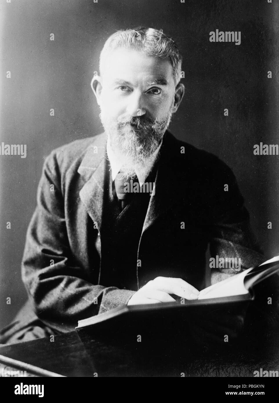 G.B. Shaw al banco con libro (George Bernard Shaw) Foto Stock