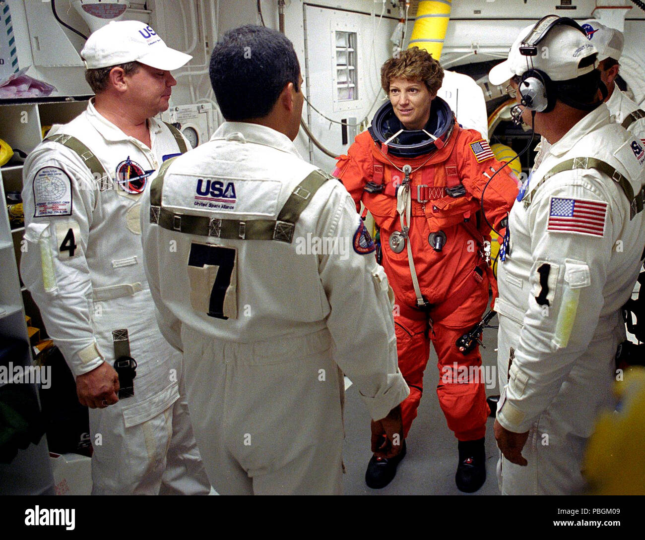 STS-114 Missione Comandante Eileen Collins è aiutato dall'equipaggio di chiusura con il suo lancio e entrata soddisfare prima di entrare lo Space Shuttle Discovery. Foto Stock