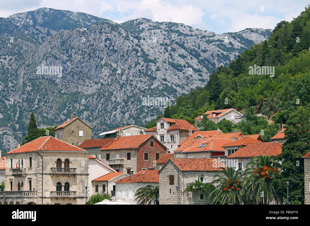 Vecchie case di pietra città Perast Montenegro Foto Stock