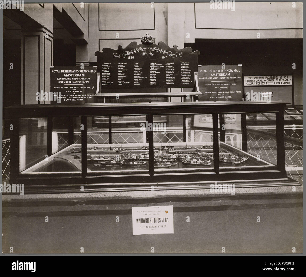 . Nederlands: Spedizione Beschrijving esposizione Olympia, Londen 1914, olandese sezione Stand van de KONINKLIJKE NEDERLANDSCHE Stoomboot Maatschappij, Amsterdam, met een maquette van de haven en de vloot van de KNSM. Documenttype foto Vervaardiger La Tella fotocamera Co Collectie Archief van Architectenbureau Baanders Datering 1914 ca. t/m 1919 ca. Inventarissen http://archief.amsterdam/archief/291/1511 Afbeeldingsbestand 000291000365 . 1914 ca. t/m 1919 ca. 1603 Tella fotocamera Company, Afb 000291000365 Foto Stock