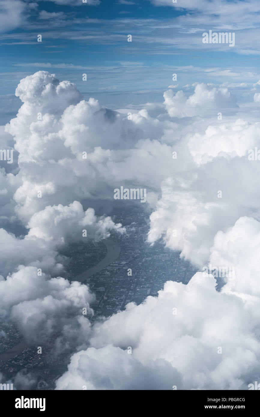 Vista aerea nuvoloso paesaggio con fiume città sopra vista Foto Stock