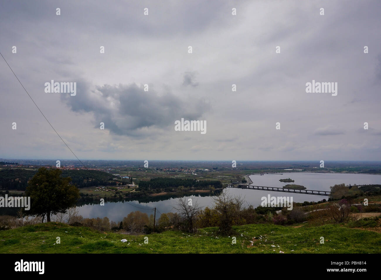 Vista panoramica della Haliacmon (o aliakmon). È il fiume più lungo in Grecia, con una lunghezza totale di 297 km (185 mi). Situato nel nord della Grecia Foto Stock