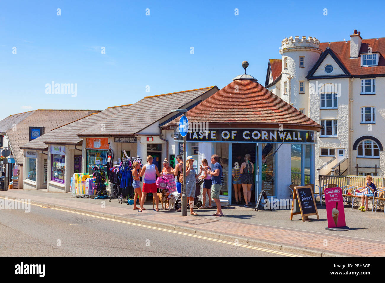 7 Luglio 2018: Bude Cornwall Regno Unito - nella continua hot soleggiato, persone raffreddarsi a mangiare il gelato al di fuori del gusto di Cornovaglia in Belle vista. Foto Stock