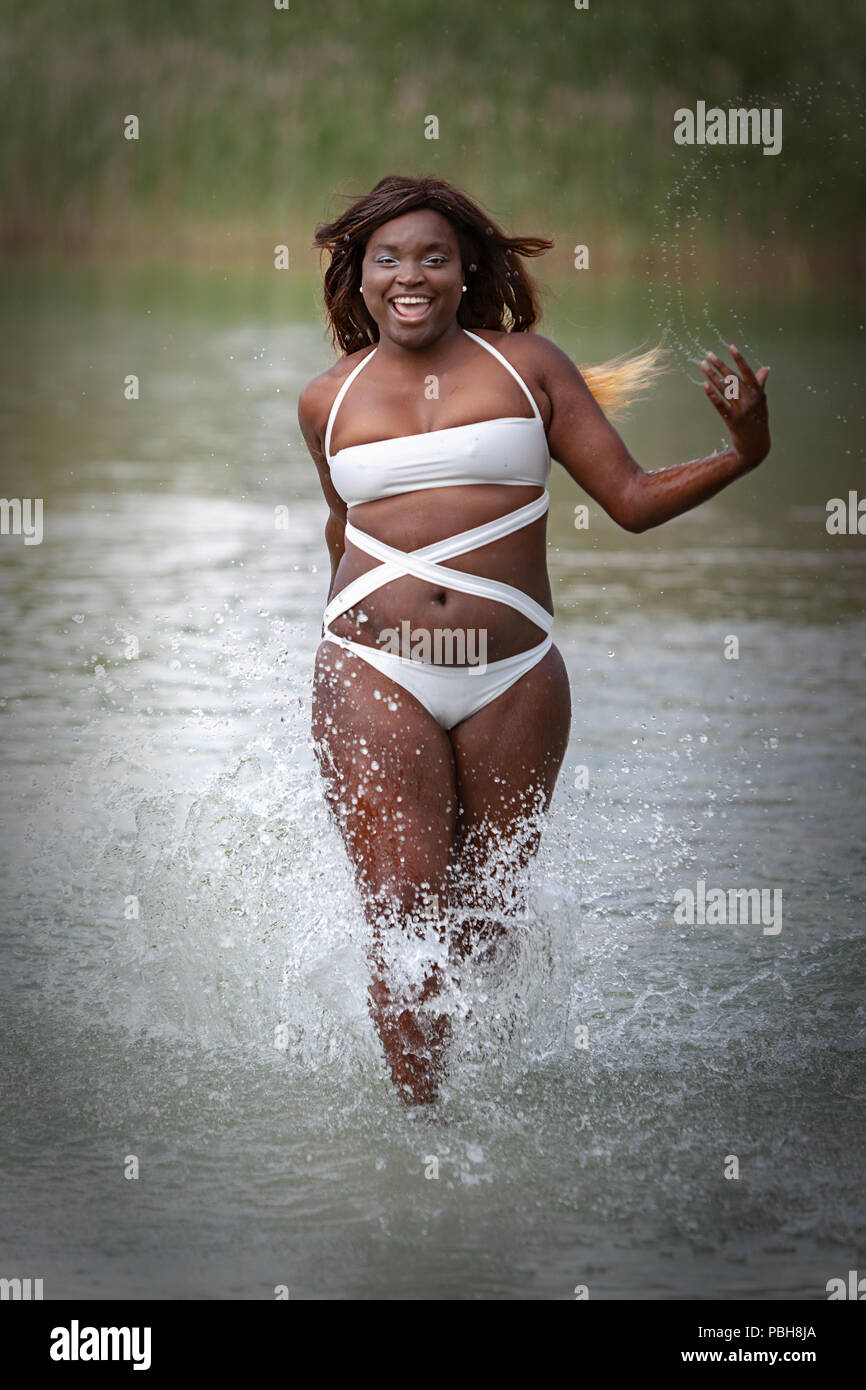 Curvy bikini immagini e fotografie stock ad alta risoluzione - Alamy