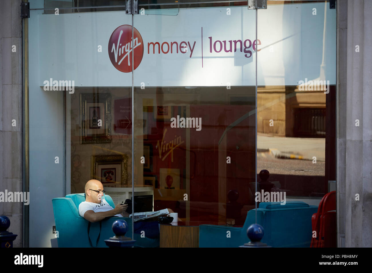 Il centro città di Manchester King Street vergine denaro lounge Foto Stock