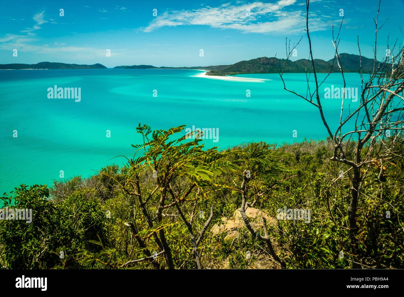 Whitehaven Beach nelle Whitsundays, oceano turchese e banchi di sabbia Foto Stock