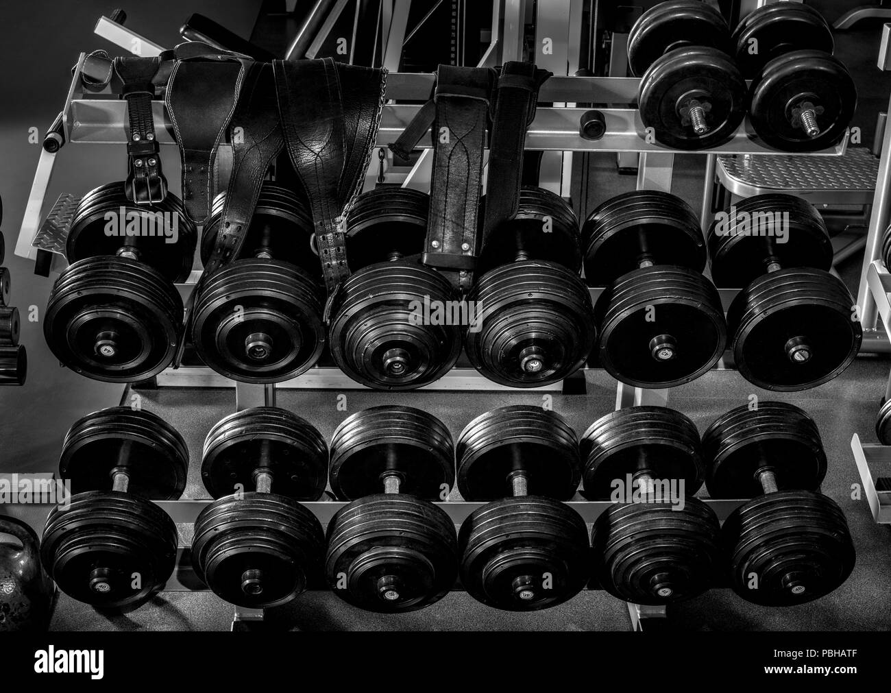 Molte attrezzature sportive in palestra sala interna, orizzontale in bianco e nero photo Foto Stock