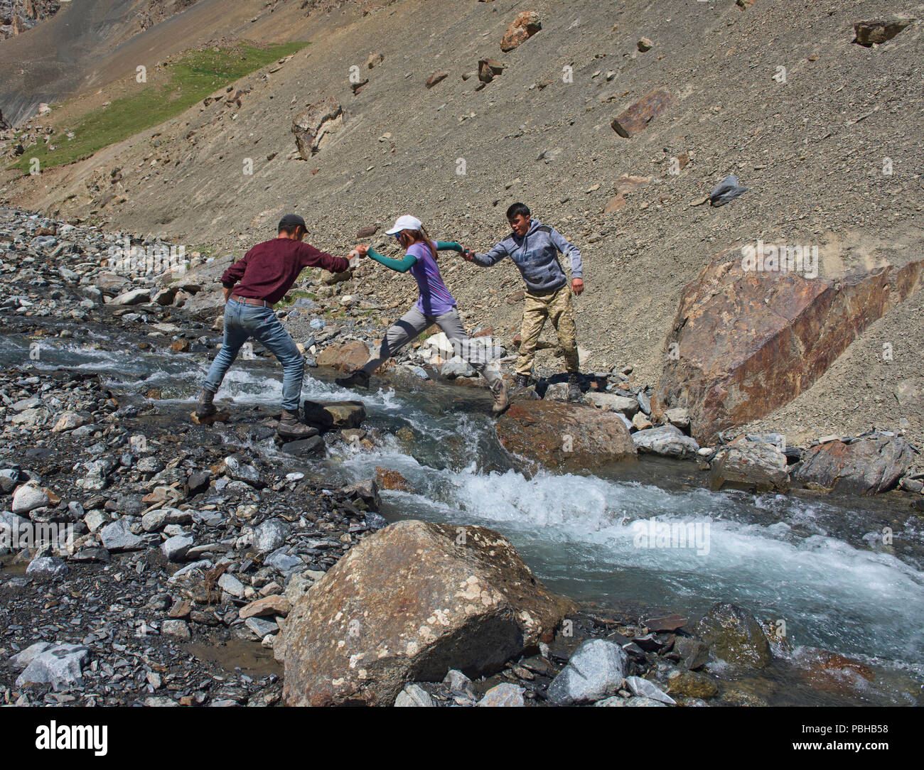 Attraversamento fluviale sulle altezze di epica di Alay percorso, Alay, Kirghizistan Foto Stock