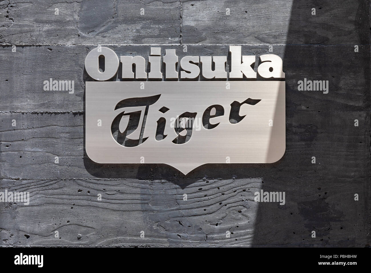 Onitsuka Tiger logo, Onitsuka Tiger shop, Shibuya, Giappone Foto Stock