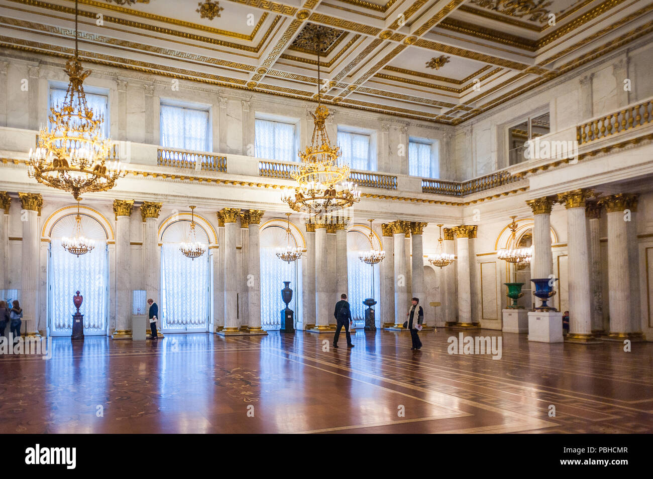 SAINT PETERSBURG, Russia - Feb 24, 2015: Trone fino hall nello Stato Hermitage, un museo di arte e cultura in San Pietroburgo, Russia. Essa è stata fondata in Foto Stock