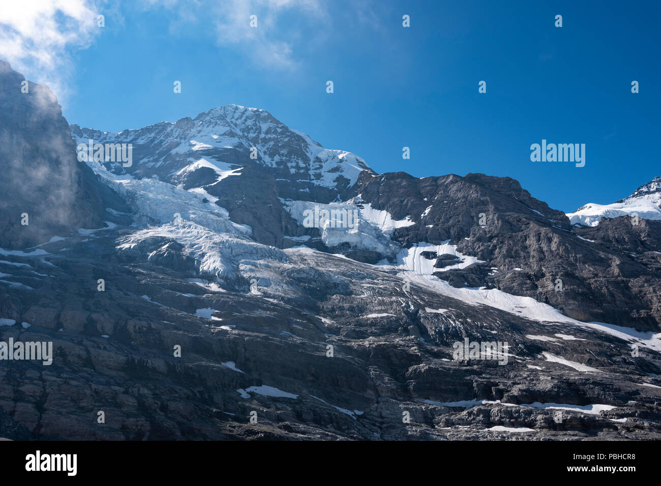 Parete Nord del Monch (4104 m) da eigergletscher stazione ferroviaria, Alpi Bernesi, regione di Jungfrau, Svizzera Foto Stock