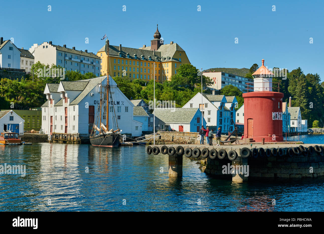 Faro all ingresso del porto vecchio, Ålesund, Norvegia, Europa Foto Stock