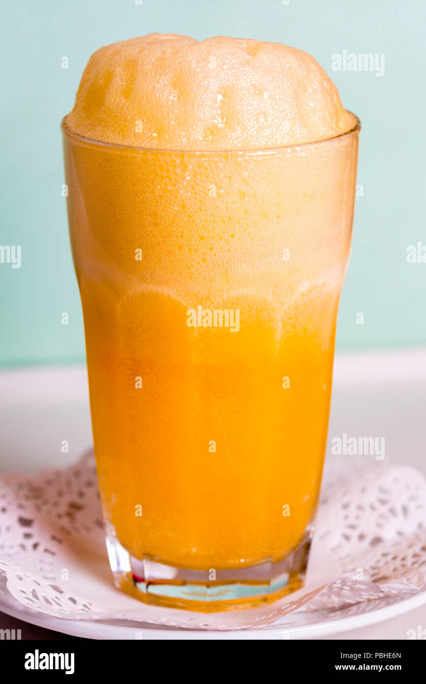 Ice Cream soda galleggiante con frizzanti soda arancione pop Foto Stock