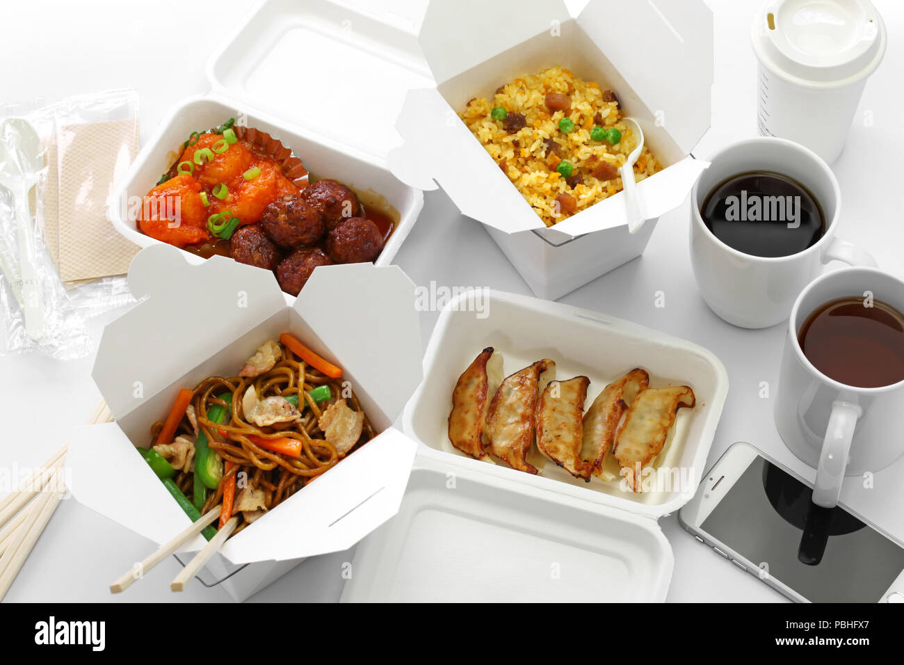 Estrarre il cibo cinese e uno smartphone Foto Stock
