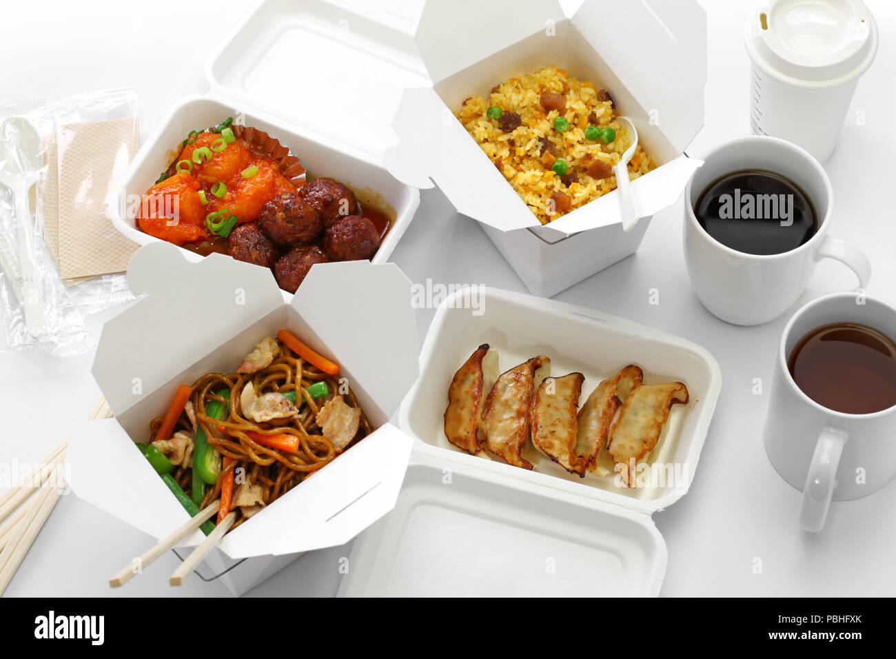 Estrarre il cibo cinese al momento del pranzo Foto Stock