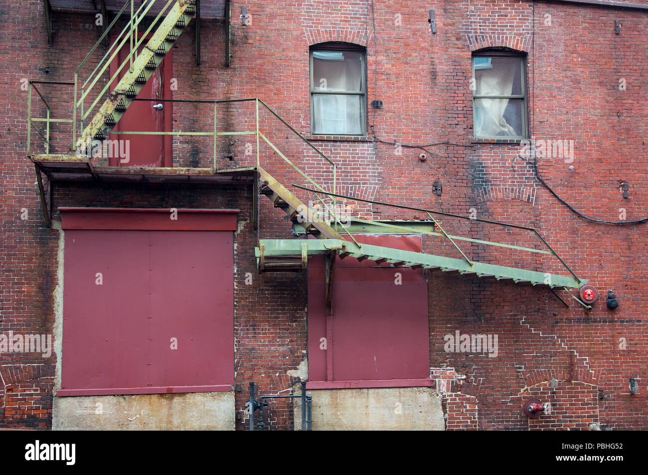 Vecchio edificio con una via di fuga in caso di incendi in Portland, Maine Foto Stock