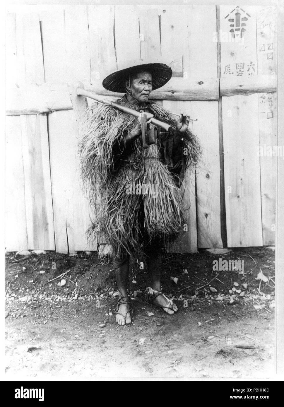 Contadino indossando un impermeabile di paglia, Giappone, ca. 1880-1890 Foto Stock
